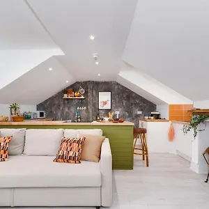 The Penthouse 3 Minutes To The Beach, Super Comfy Beds, Part Of Burlington-escapes , Brighton United Kingdom